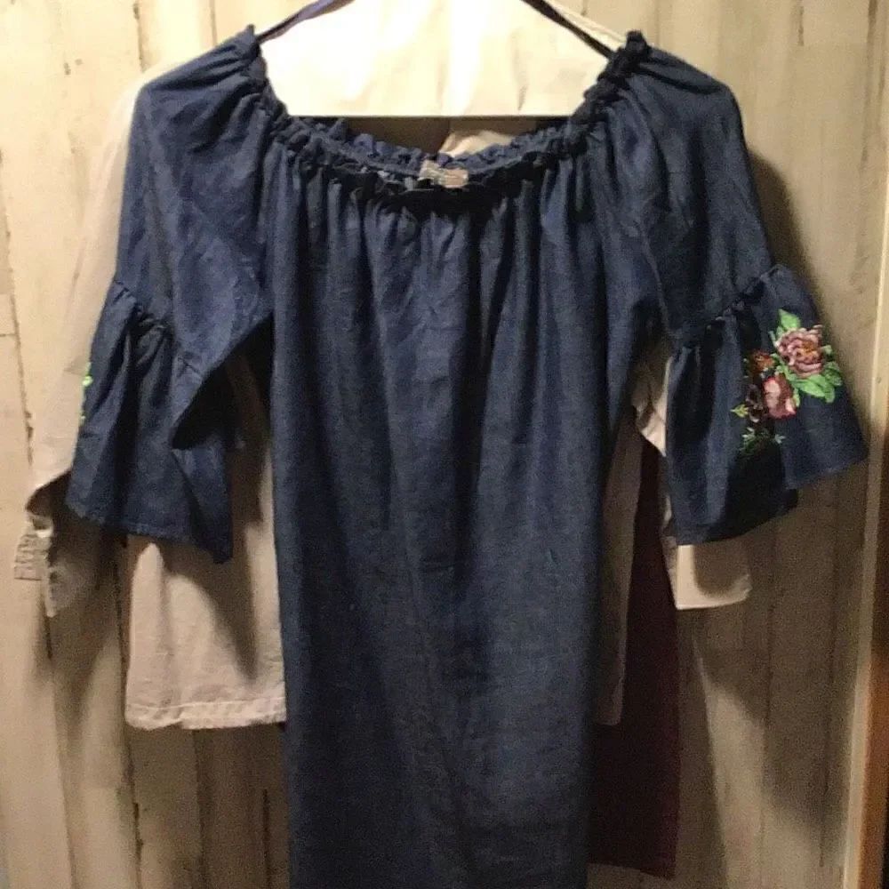 Blouse by J Gee flowers embroidered on sleeves size medium